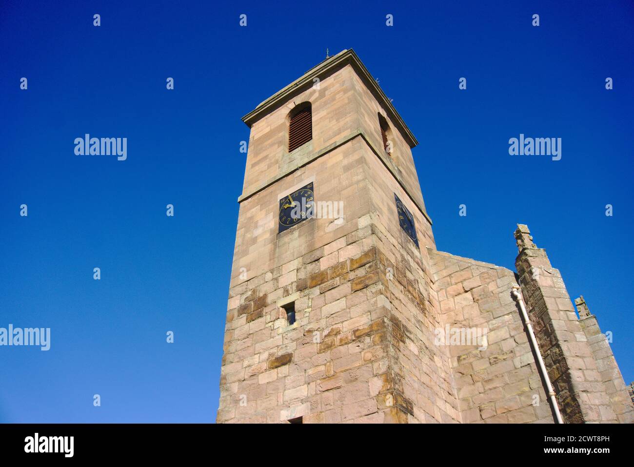 Torre Ovest della Chiesa di Ladykirk, costruita per ordine del re Giacomo IV nel Berwickshire, frontiere scozzesi, Regno Unito. Ora parte dell'Ecomuseo Flodden 1513. Foto Stock