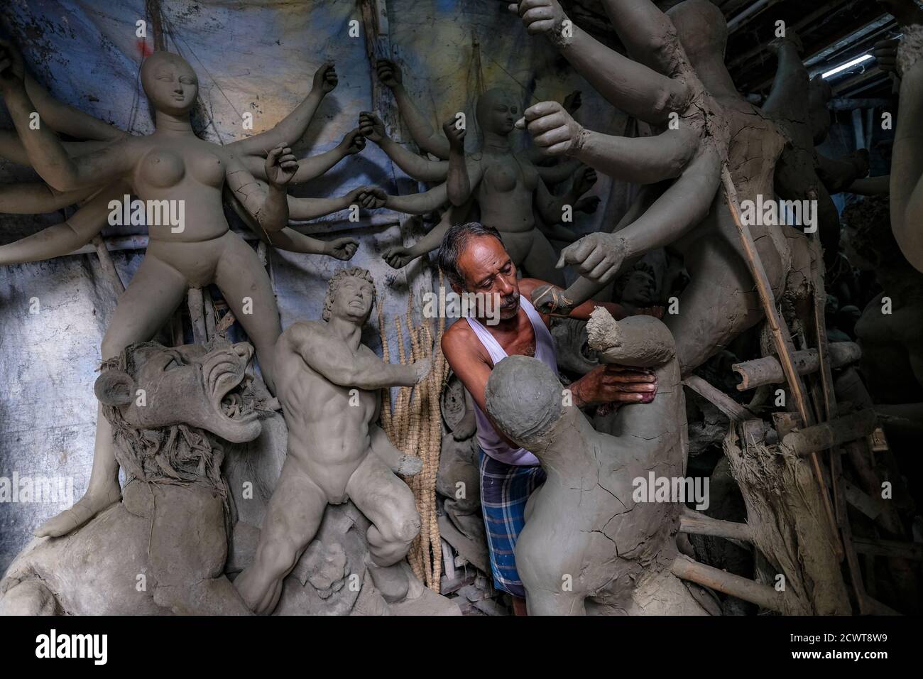 Kolkata, India - Settembre 2020: Un artigiano che fa sculture di argilla e paglia per il festival Durga Puja a Kumartuli, Kolkata. India. Foto Stock