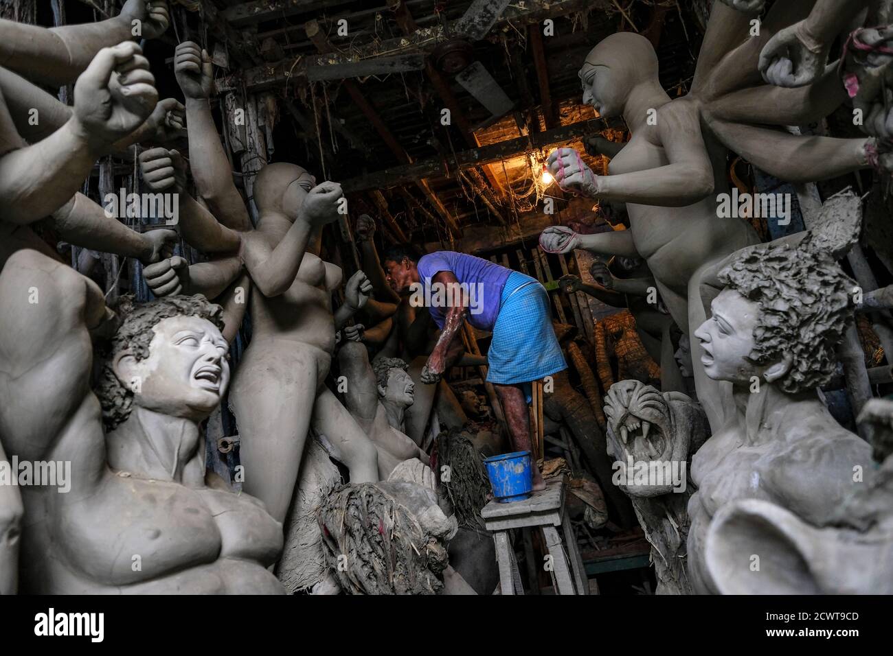 Kolkata, India - Settembre 2020: Un artigiano che fa sculture di argilla e paglia per il festival Durga Puja a Kumartuli, Kolkata. India. Foto Stock