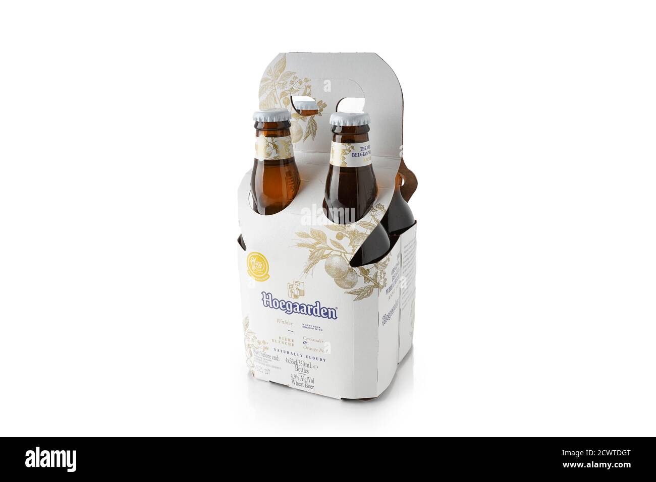 Quattro confezioni di birra Hoegaarden isolate su sfondo bianco. Bevanda alcolica Foto Stock