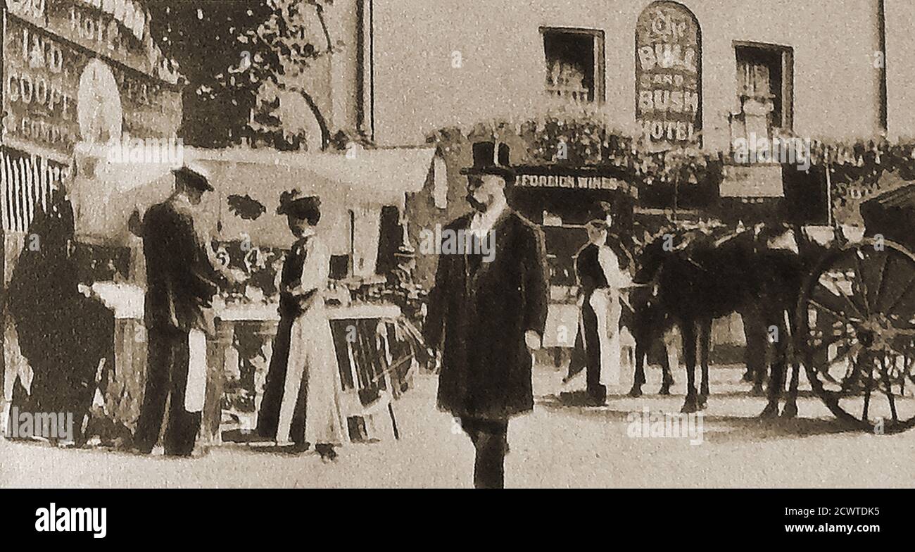 Un vecchio storico e raro edoardiano? Immagine del vecchio Bull & Bush Hotel a Hampstead Heath, Londra, Inghilterra, apparso nella famosa canzone 'Down at the Old Bull and Bush', cantata da Florrie Forde. (Flora maggio Augusta Flannagan 1875 – 1940). Il primo record di esso è nel 1645 con un edificio in piedi sul sito di una casa colonica . La casa colonica ha ottenuto per la prima volta una licenza per vendere la birra nel 1721. Si dice che il famoso artista William Hogarth abbia bevuto qui, e che abbia contribuito a piantare i giardini dei pub. Foto Stock