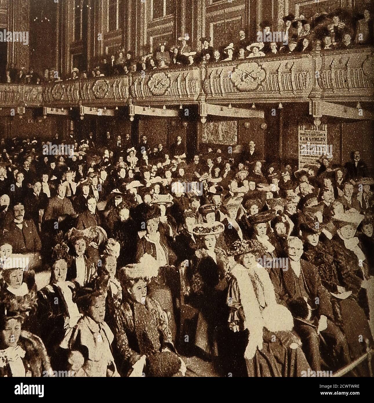 1905 Fotografia della AA (Associazione Autobole della Gran Bretagna), primo pattugliatore o 'scout' con bici sulla Brighton Road - in seguito divenne sovrintendente di pattugliatori nella zona di Brighton. Si vede indossare la sua fascia da braccio e il badge prominente numero 180. --- il 19 giugno 1905, Charles Jarrott e Walter Gibbons, Charles Jarrott, Ludwig Schlentheim & Alfred Harrismet si sono incontrati al Lyons Trocadero Restaurant di Shaftesbury Avenue, Londra, per formare la "The Motorists' Mutual Association" (MMA).solo una settimana dopo, il 26 giugno, Il comitato MMA ha cambiato nome in Associazione Automobile. Foto Stock