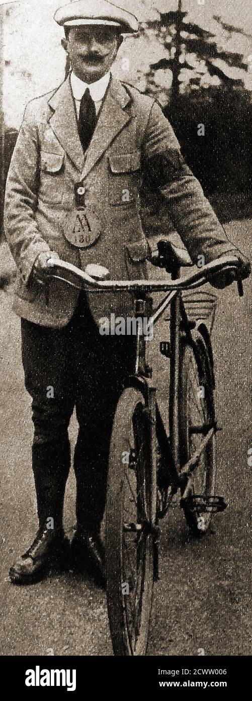 1905 Fotografia della AA (Associazione Autobole della Gran Bretagna), primo pattugliatore o 'scout' con bici sulla Brighton Road - in seguito divenne sovrintendente di pattugliatori nella zona di Brighton. Si vede indossare la sua fascia da braccio e il badge prominente numero 180. --- il 19 giugno 1905, Charles Jarrott e Walter Gibbons, Charles Jarrott, Ludwig Schlentheim & Alfred Harrismet si sono incontrati al Lyons Trocadero Restaurant di Shaftesbury Avenue, Londra, per formare la "The Motorists' Mutual Association" (MMA).solo una settimana dopo, il 26 giugno, Il comitato MMA ha cambiato nome in Associazione Automobile. Foto Stock