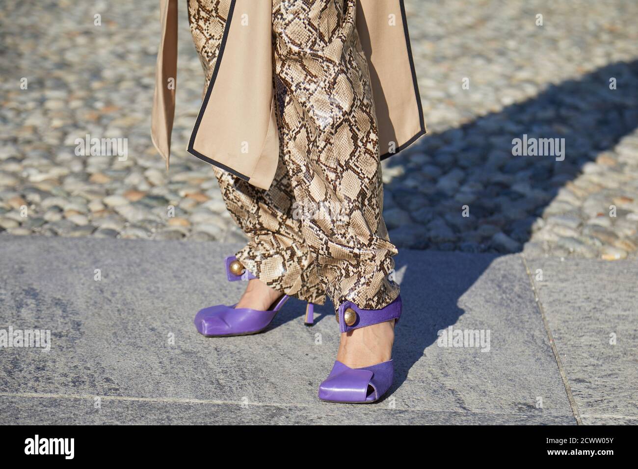 MILANO - 23 SETTEMBRE 2020: Donna con scarpe in pelle viola e pantaloni in  pelle di serpente prima della sfilata Alberta Ferretti, Milano Fashion Week  Foto stock - Alamy