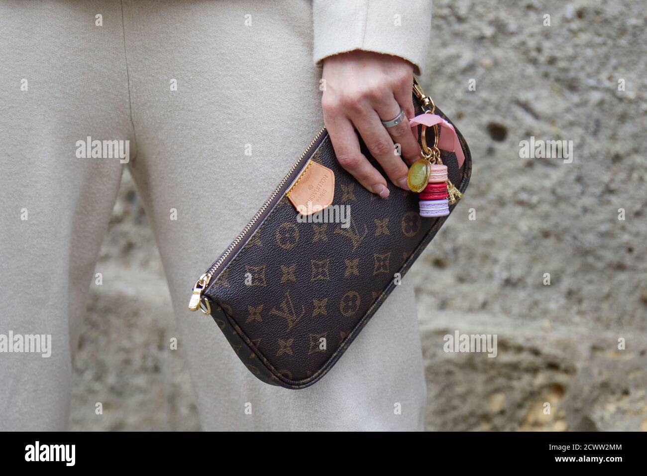 MILANO - 24 SETTEMBRE 2020: Donna con borsa Louis Vuitton con portachiavi  in macaron prima della sfilata Max Mara, Milano Fashion Week Street Style  Foto stock - Alamy