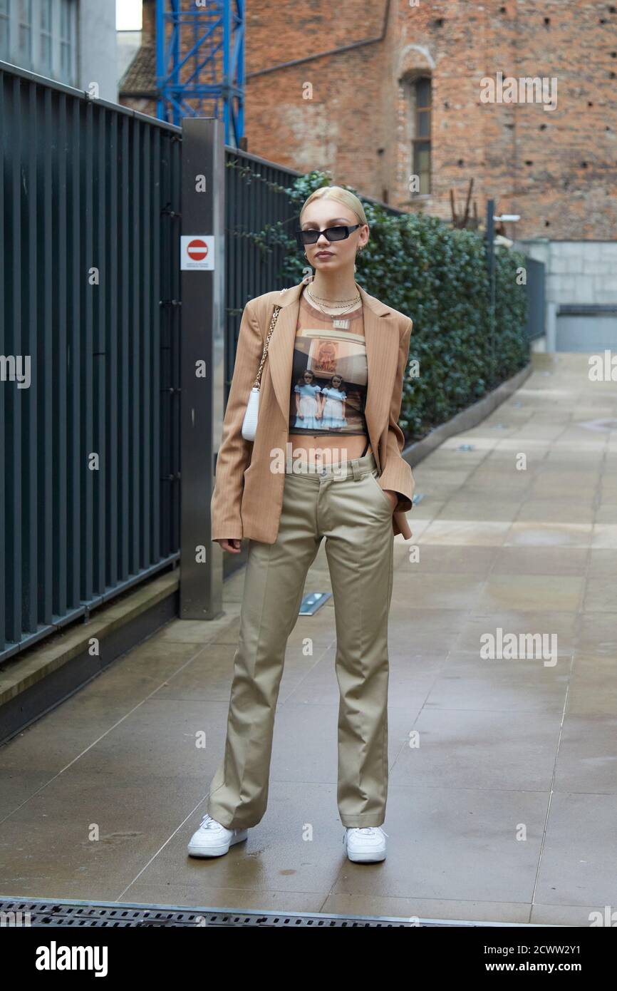 MILANO - 24 SETTEMBRE 2020: Donna con giacca beige e occhiali da sole prima  della sfilata Max Mara, Milano Fashion Week Street Style Foto stock - Alamy