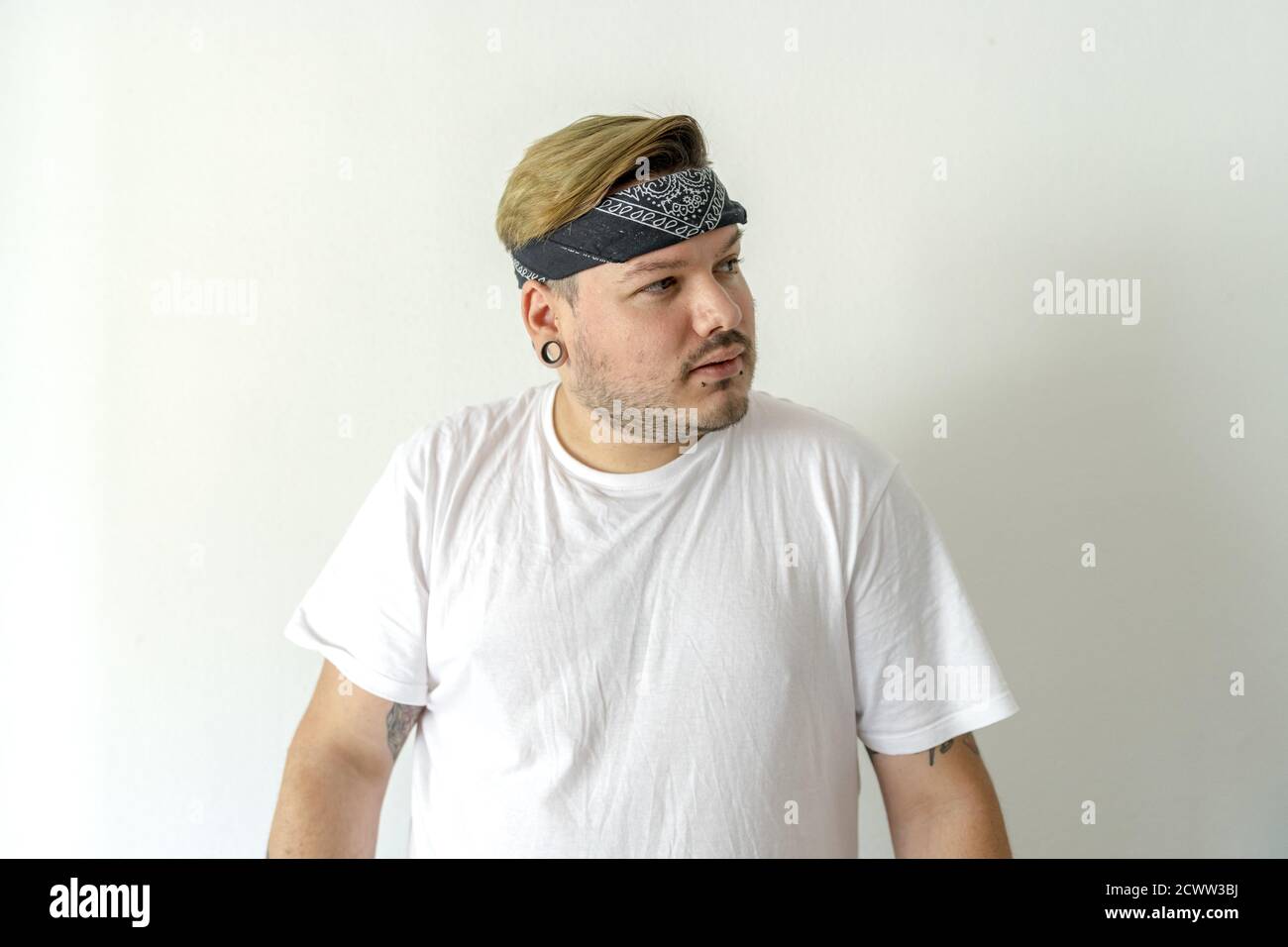 Ragazzo freddo con una bandana nera sulla sua testa isolato su sfondo  bianco Foto stock - Alamy