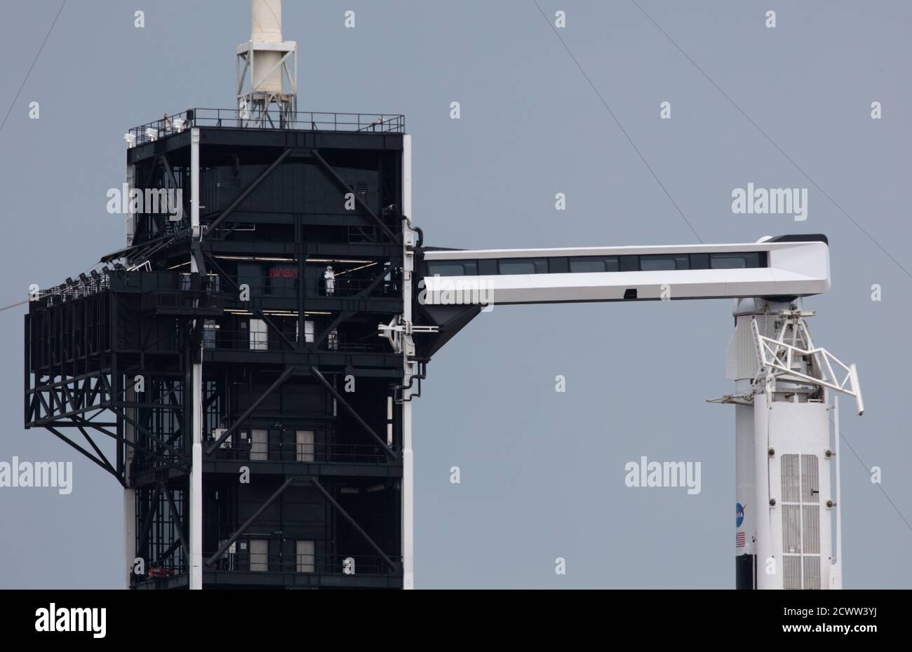 Il 27 maggio 2020, gli astronauti della NASA Robert Behnken e Douglas Hurley salirono a bordo della navicella Crew Dragon di SpaceX sulla cima di un razzo Falcon 9 al Kennedy Space Center per il primo lancio con equipaggio alla stazione spaziale Internazionale come parte del Commercial Crew Program della NASA. Foto Stock