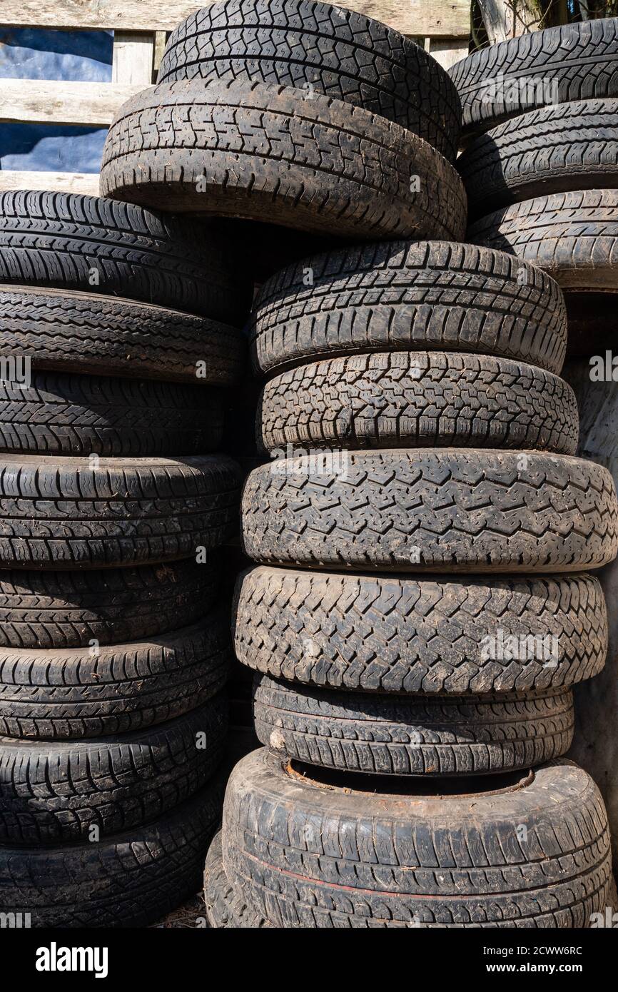 Pila di pneumatici per auto usate in attesa di smaltimento, Regno Unito Foto Stock