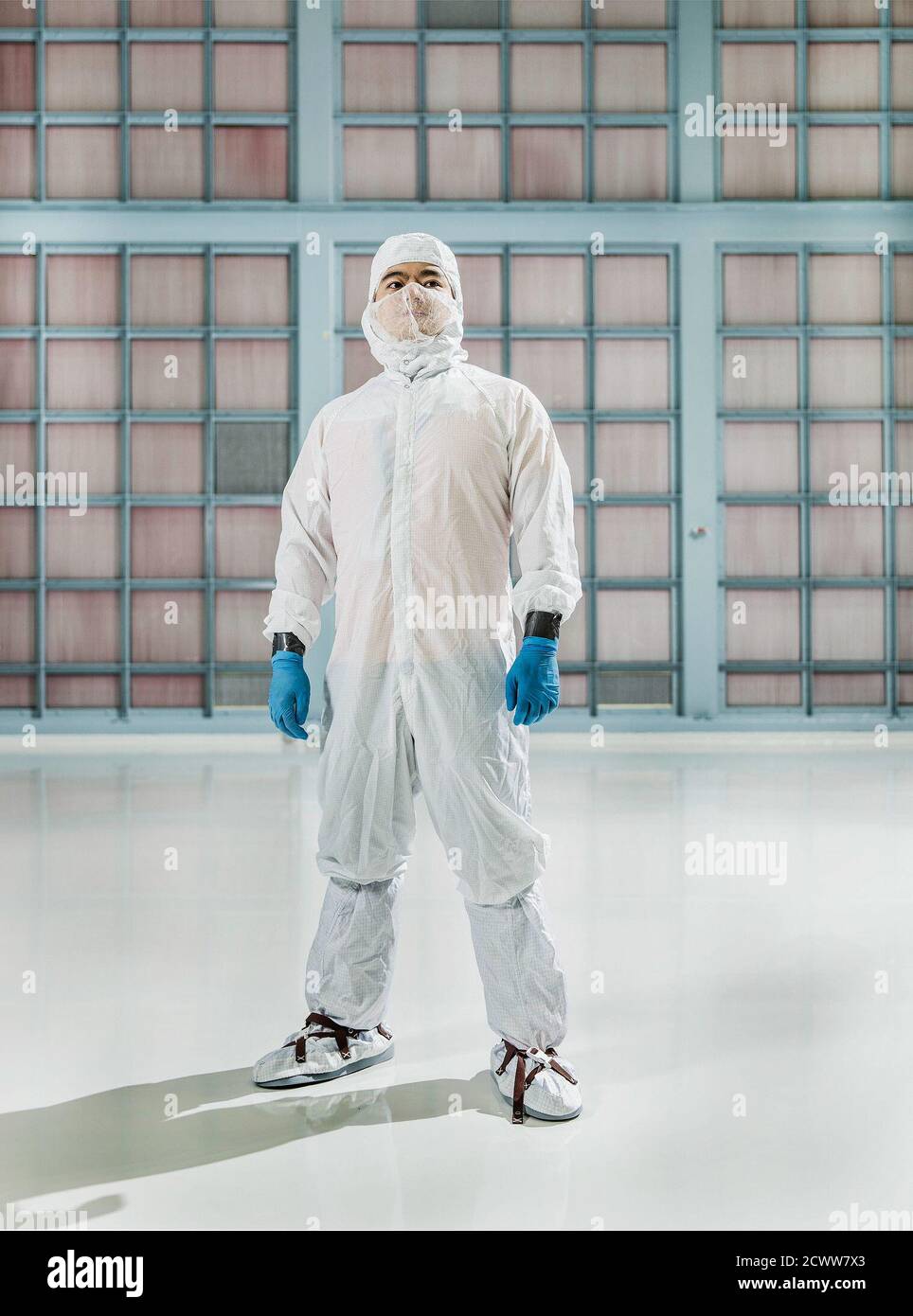 Yingrui Z. 'Zao' Huang, ingegnere di controllo della contaminazione presso la NASA Goddard, mantiene una delle camere più pulite del mondo, garantendo condizioni ottimali per la ricerca e gli esperimenti spaziali. Foto Stock