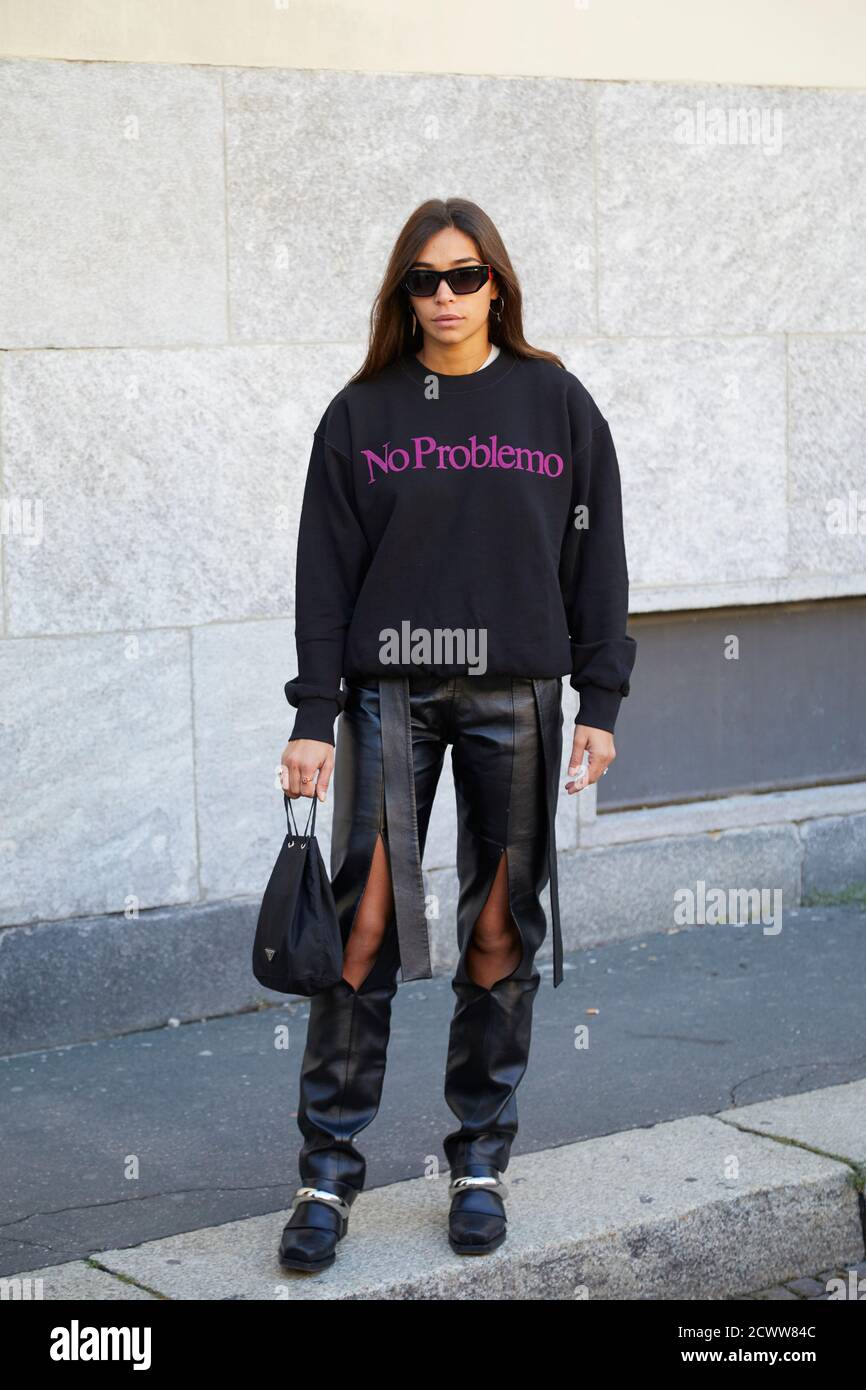 MILANO, ITALIA - 26 SETTEMBRE 2020: Donna con pantaloni in pelle nera prima  della sfilata di moda Ports 1961, Milano Fashion Week Street style Foto  stock - Alamy