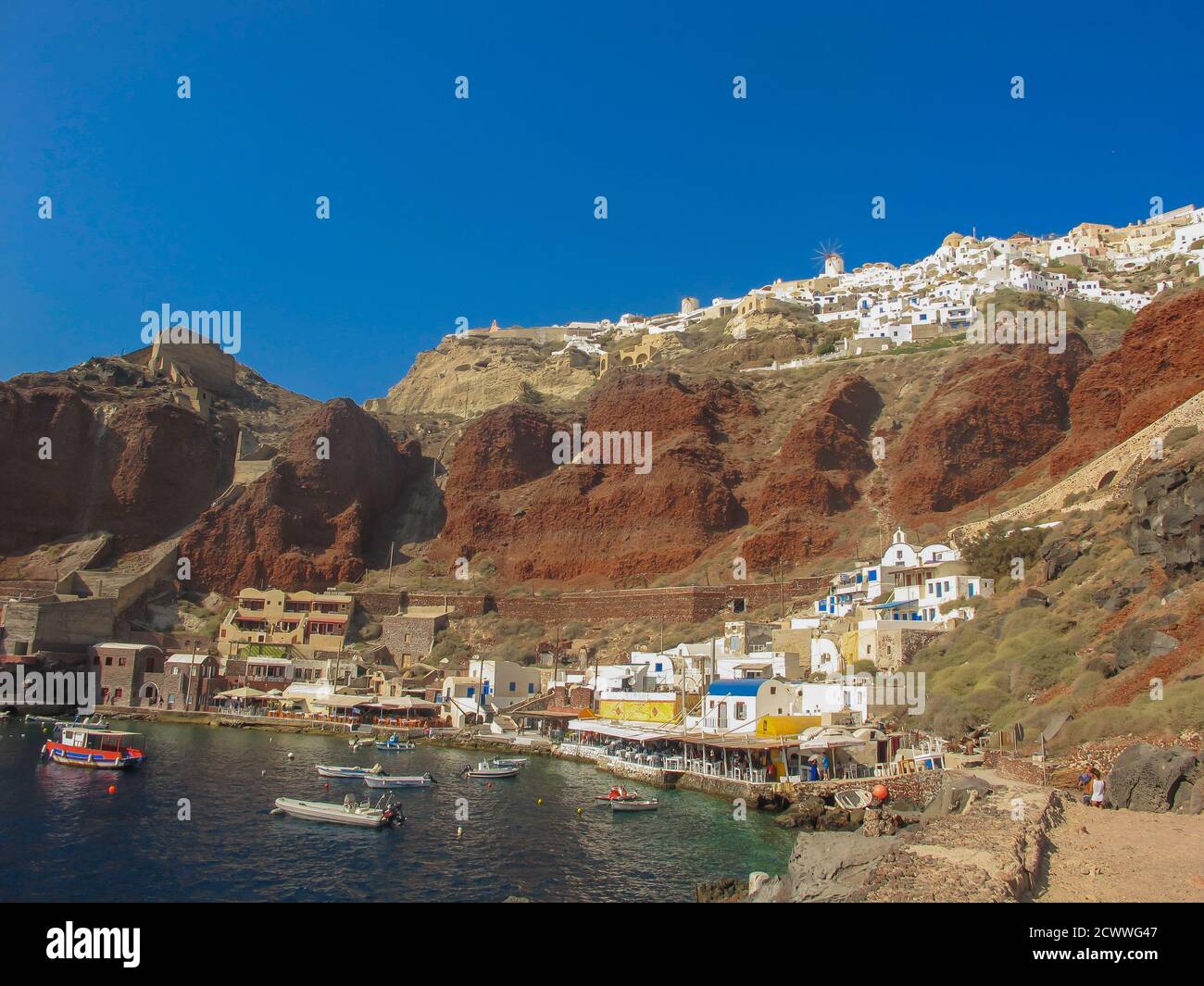 SANTORINI, GRECIA - 2013 agosto. Vista dal mare di Oja a Santorini. Foto Stock