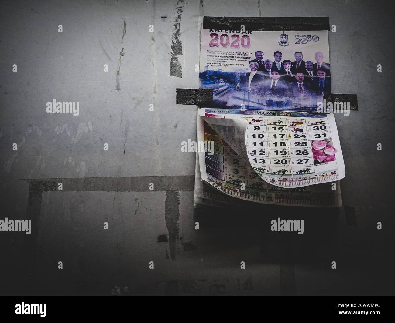 Il tempo vola: Un vecchio calendario appeso alla stazione degli autobus abbandonati durante la prima epidemia di COVID-19 Foto Stock