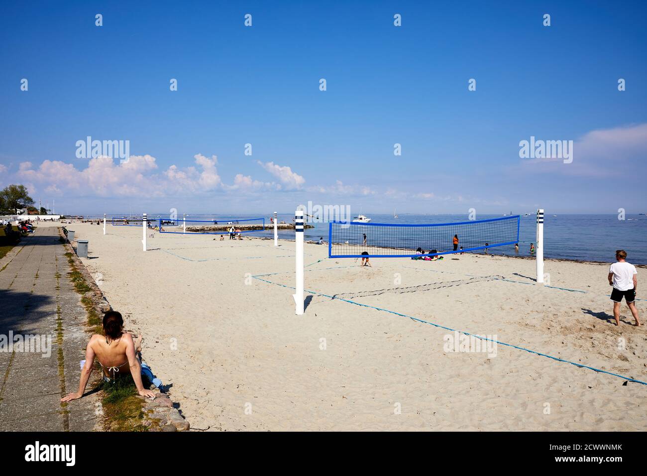 Campi da pallavolo su Bellevue Beach (in danese 'Bellevue Strand'), estate; Klampenborg, Danimarca Foto Stock