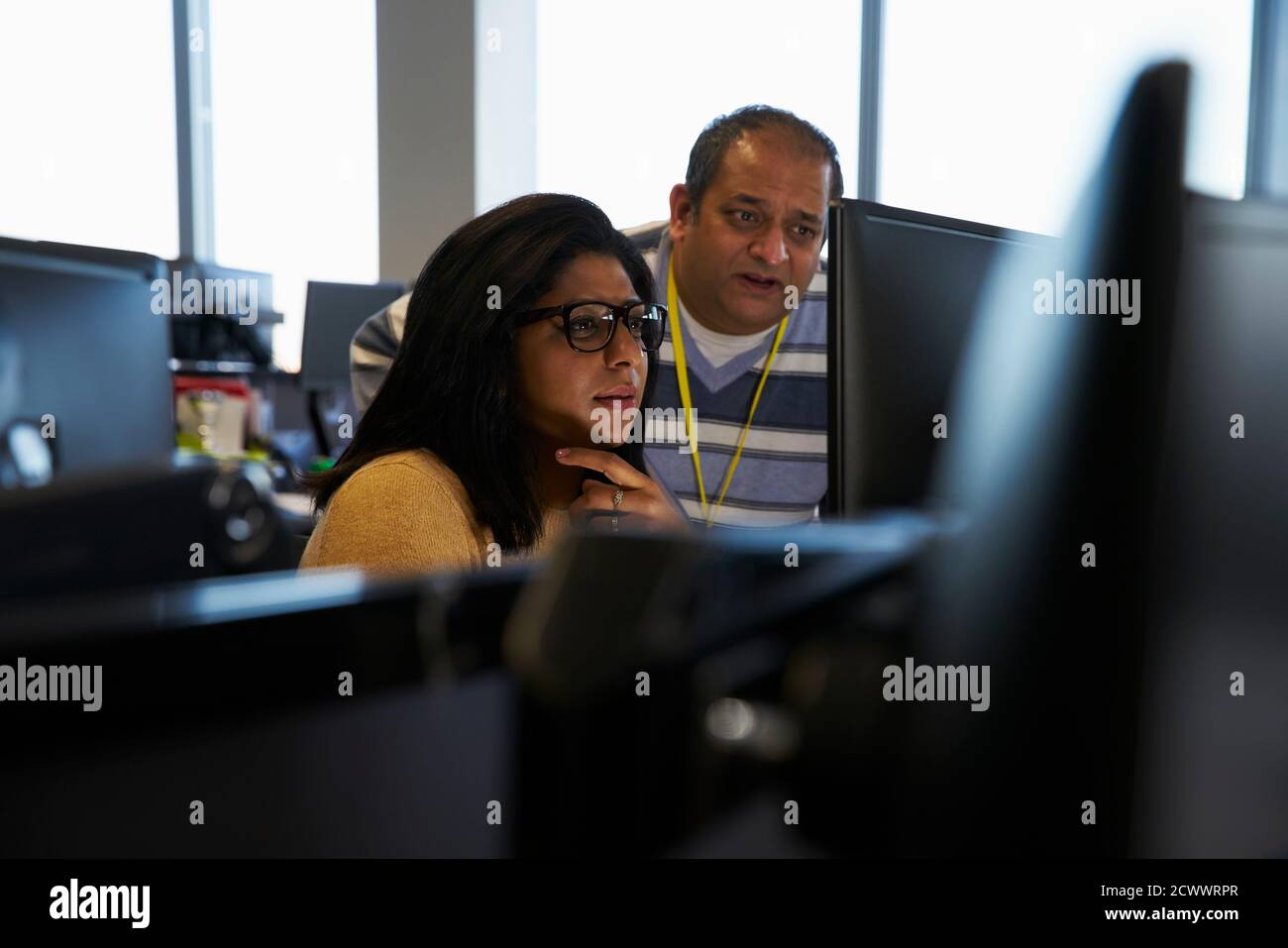 La gente di affari lavora al computer portatile in ufficio Foto Stock