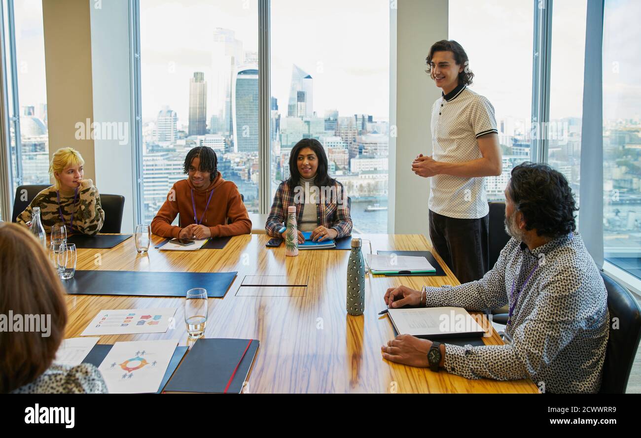 Un uomo d'affari, una sala conferenze all'avanguardia, si trova in un ufficio di alto livello Foto Stock