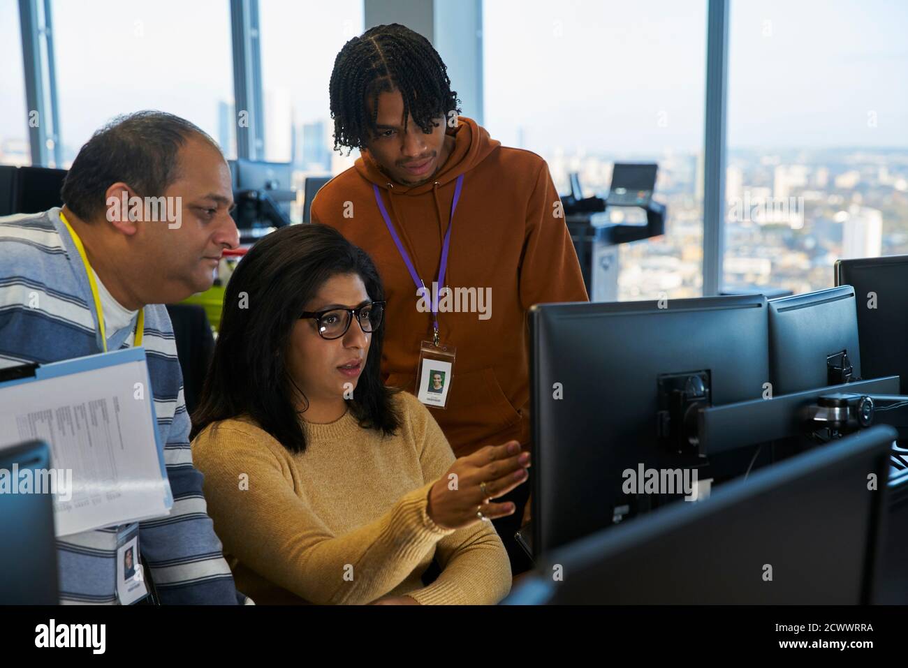 La gente di affari di parlare al computer in ufficio Foto Stock