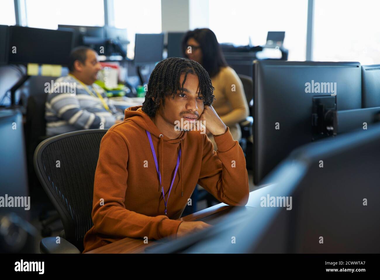 Imprenditore lavora al computer in ufficio Foto Stock