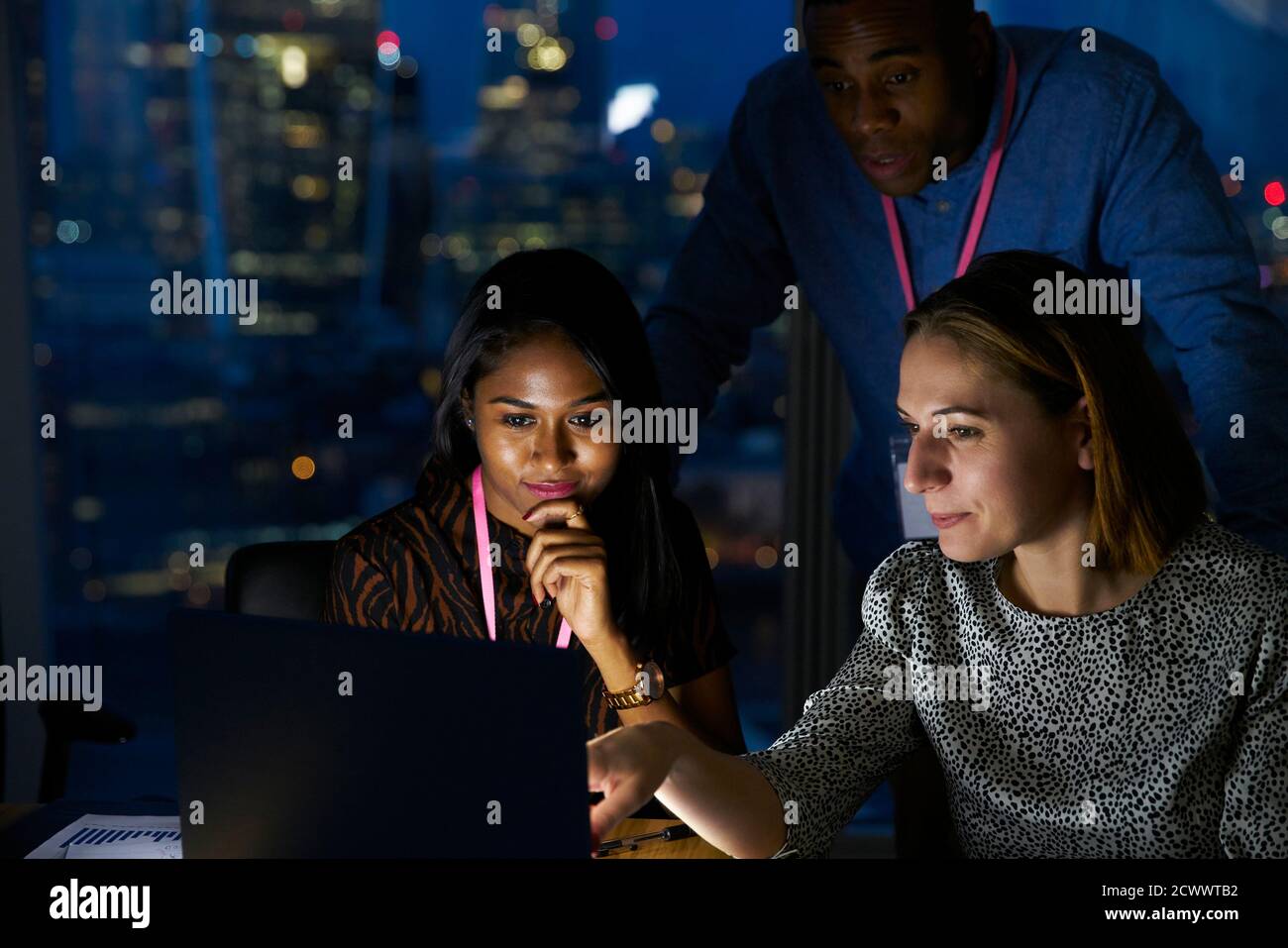 La gente di affari lavora fino a tardi al computer portatile in ufficio Foto Stock
