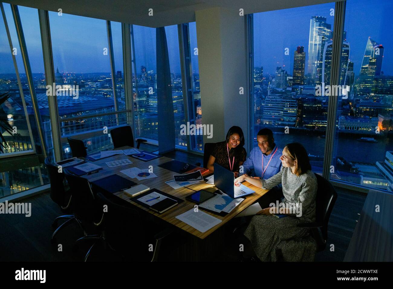 Uomini d'affari che lavorano tardi negli uffici di Highrise, Londra, Regno Unito Foto Stock