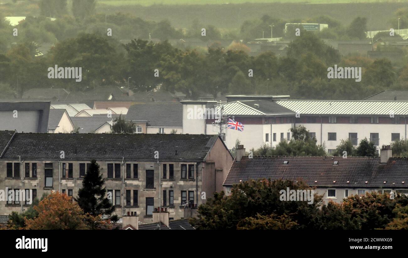 Glasgow, Scozia, Regno Unito, 30 settembre 2020: La nave da guerra francese che volava Union Jack sul clyde ha snacked oltre la locazione di yoker con il suo albero mostrando come ha fatto il suo modo di re George v dock oltre ikea la prima nave ad arrivare come parte del guerriero congiunto NATO esercizio in Scozia il FS PM LHER è un fregato . Credit: Gerard Ferry/Alamy Live News Foto Stock