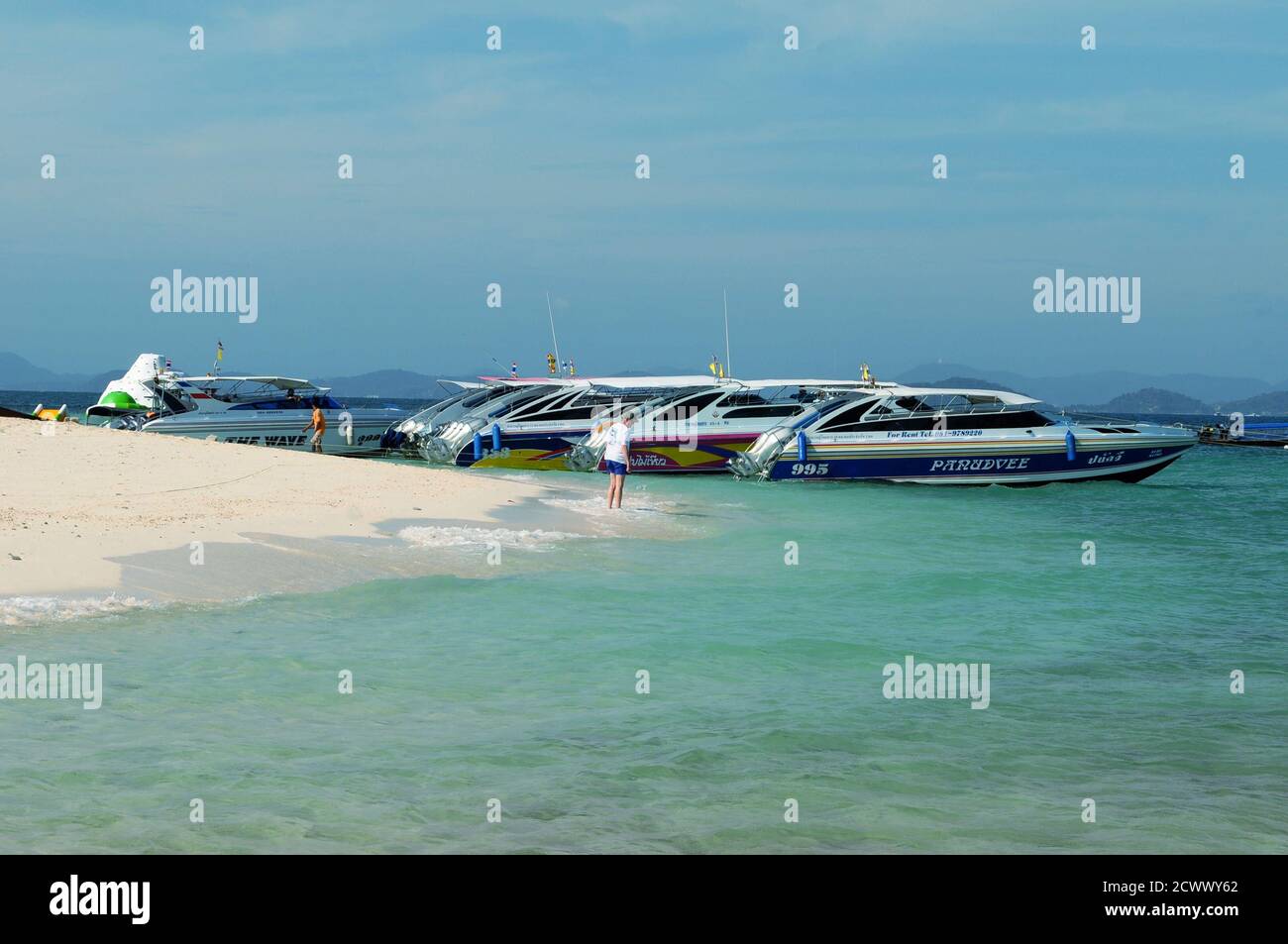 Yachts ormeggia in spiaggia di sabbia bianca a Phuket Thailandia Foto Stock