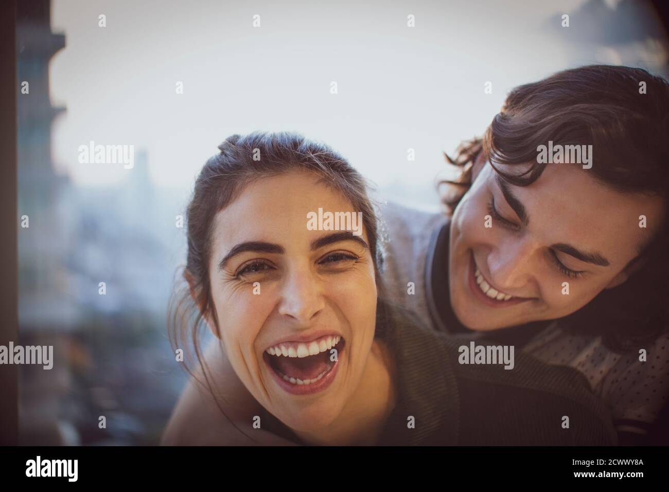 Primo piano ritratto ridendo giovane coppia Foto Stock