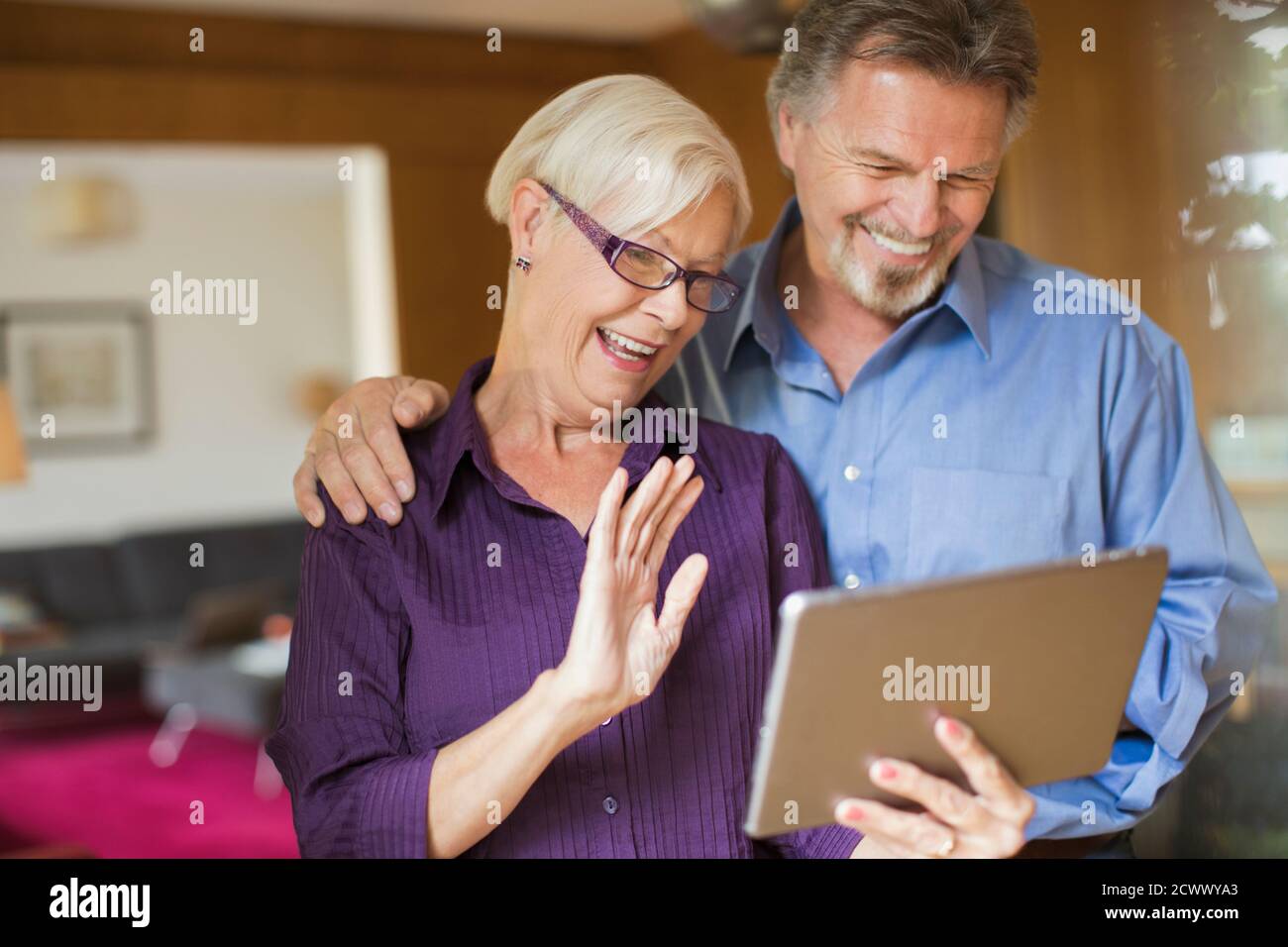 Buona chiacchierata con un tablet digitale a casa Foto Stock