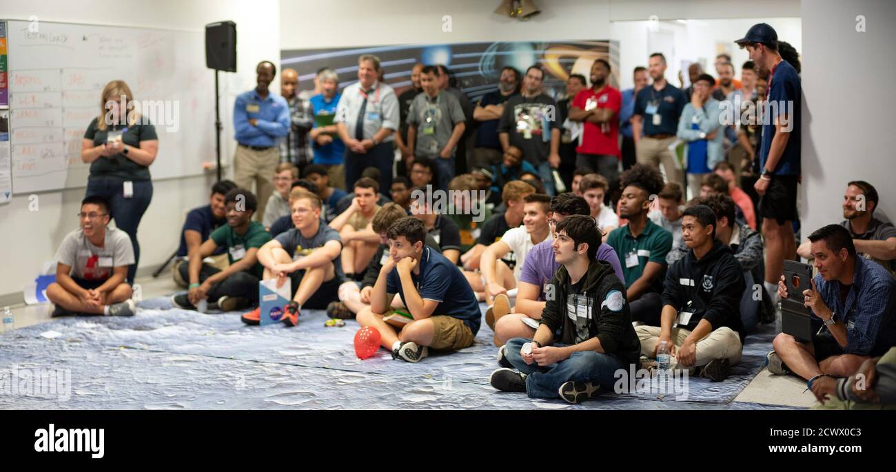 L'11 giugno 2019, quasi 50 studenti provenienti dal Maryland e dalla Virginia hanno partecipato a un Sleepover a tema STEM presso il Goddard Space Flight Center della NASA a Greenbelt, Maryland. L'evento mirava a ispirare i ragazzi ad esplorare carriere in scienza, tecnologia, ingegneria e matematica. Foto Stock