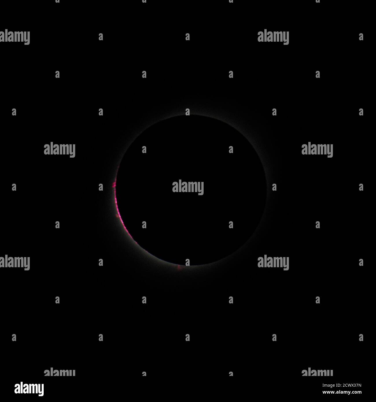 Total Solar Eclipse – 2 luglio 2019 la cromosfera del Sole è visibile in rosso durante l’eclissi solare totale martedì 2 luglio 2019, direttamente sopra l’Osservatorio interamericano della National Science Foundation (NSF) Cerro Tololo. L'osservatorio si trova ai piedi delle Ande, a 7,241 piedi (2,200 metri) sul livello del mare nella regione di Coquimbo, nel Cile settentrionale. Un'eclissi solare totale e parziale era visibile attraverso parti del Cile e dell'Argentina, mentre un'eclissi parziale era visibile in gran parte del Sud America. Foto Stock