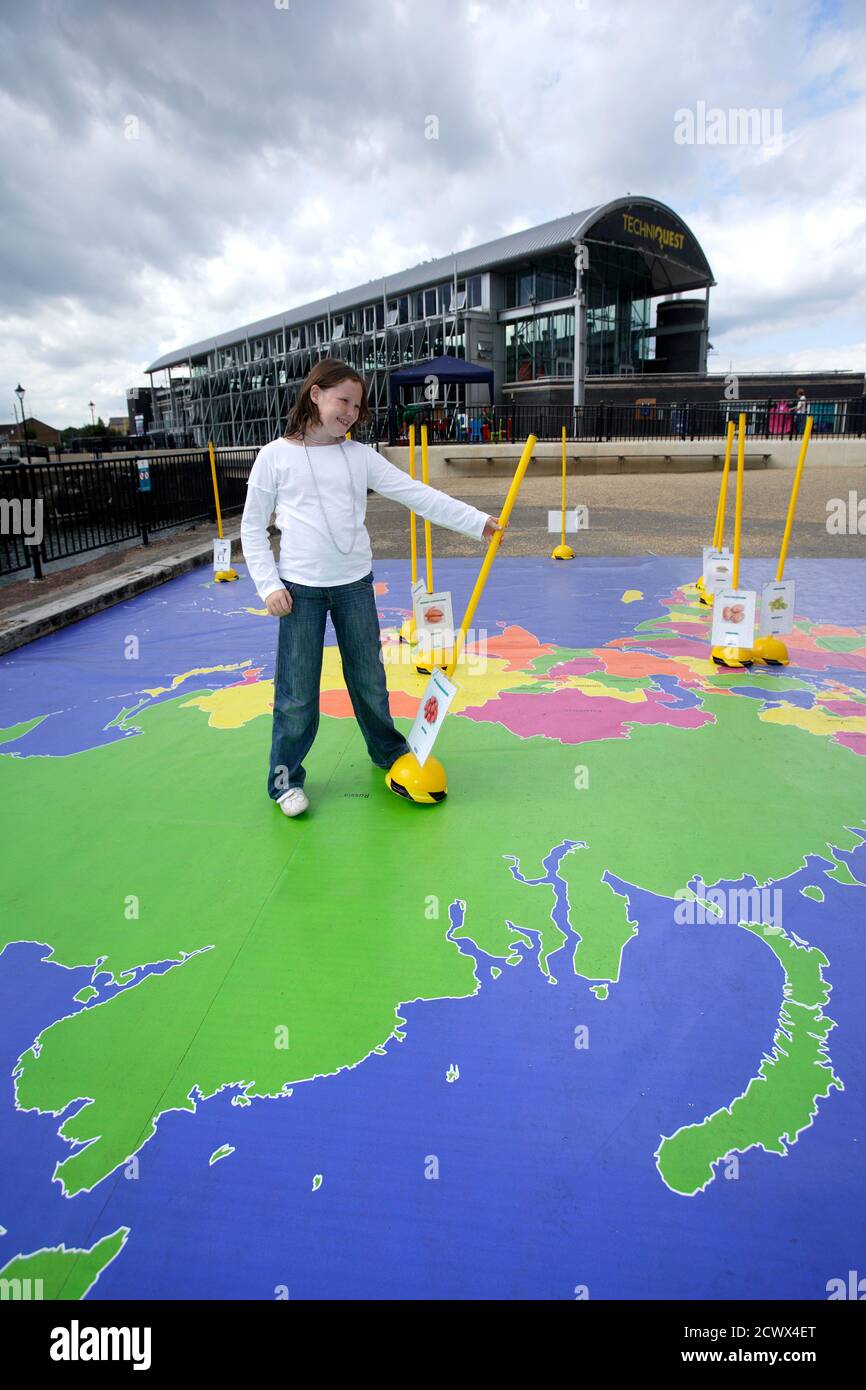Bambini che si impegnano con giochi pratici di apprendimento Foto Stock