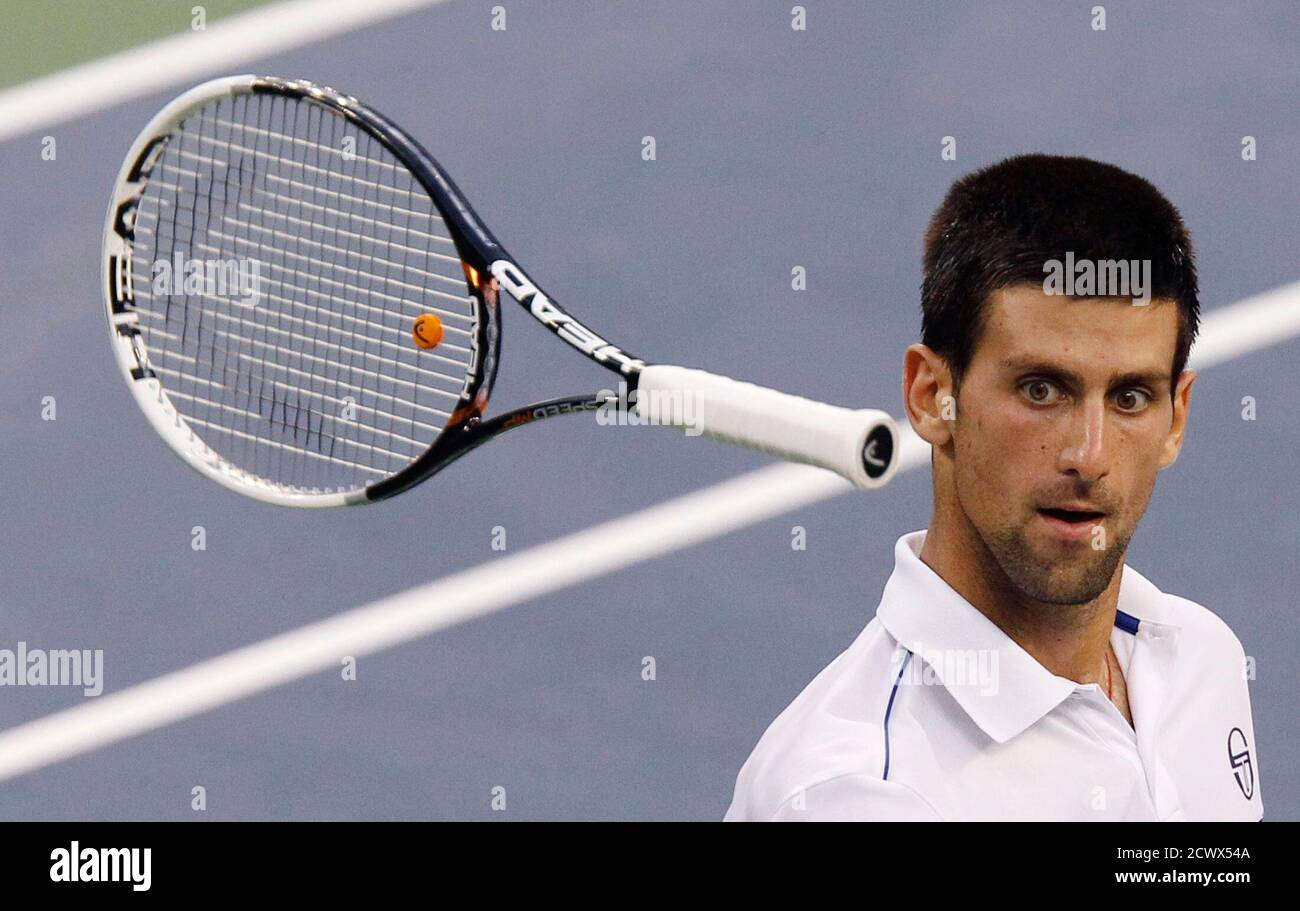 Novak Djokovic di Serbia lancia la sua racchetta durante la sua partita  contro Rafael Nadal di Spagna nella finale maschile del torneo di tennis US  Open a New York, 12 settembre 2011.