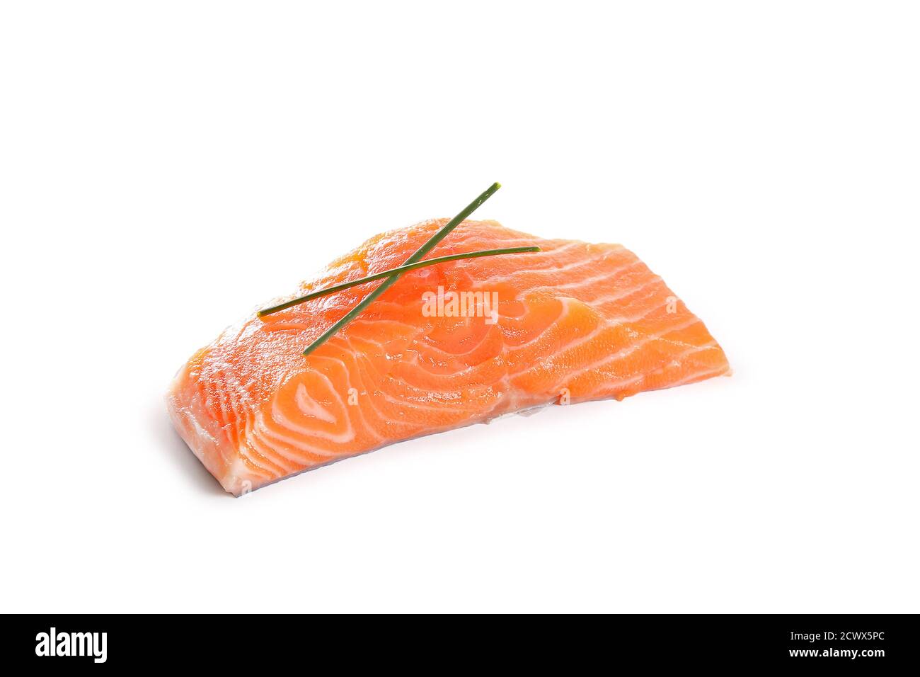 filetto di salmone crudo su sfondo bianco, pesce crudo, pepe e aromatico lei Foto Stock