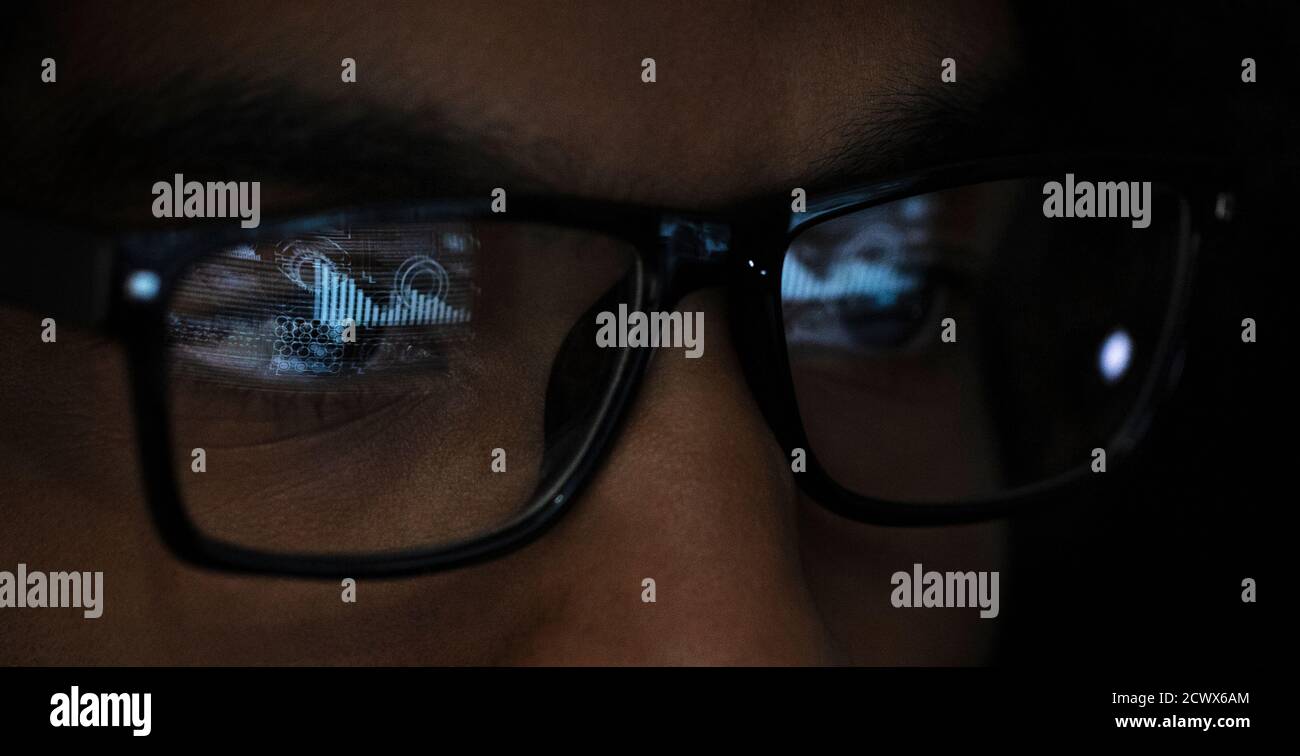 Primo piano riflessione del laptop in occhiali di uomo d'affari Foto Stock