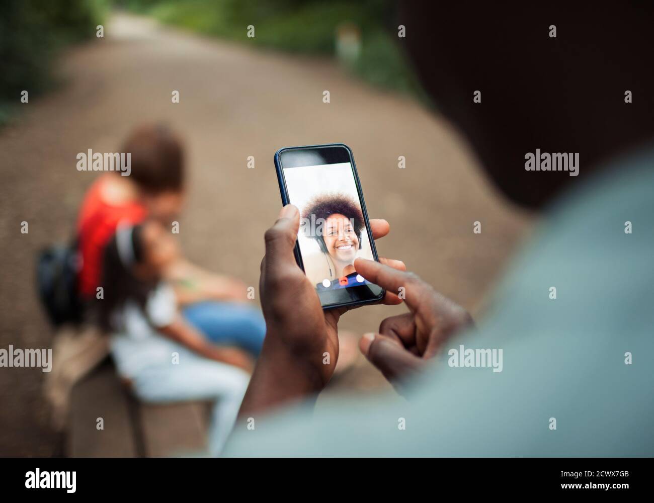 Chat video uomo con donna sullo schermo dello smartphone Foto Stock