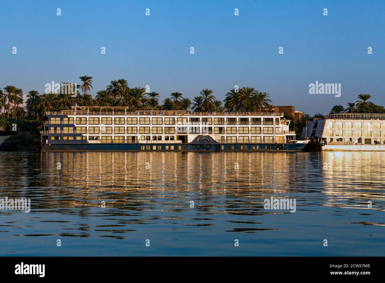 Nave da crociera fluviale ormeggiata sul Nilo, Egitto Foto Stock