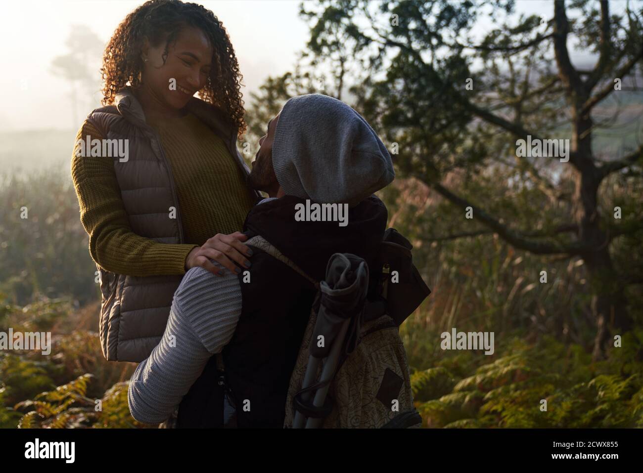 Felice affettuosa coppia escursionistica abbracciata nei boschi Foto Stock