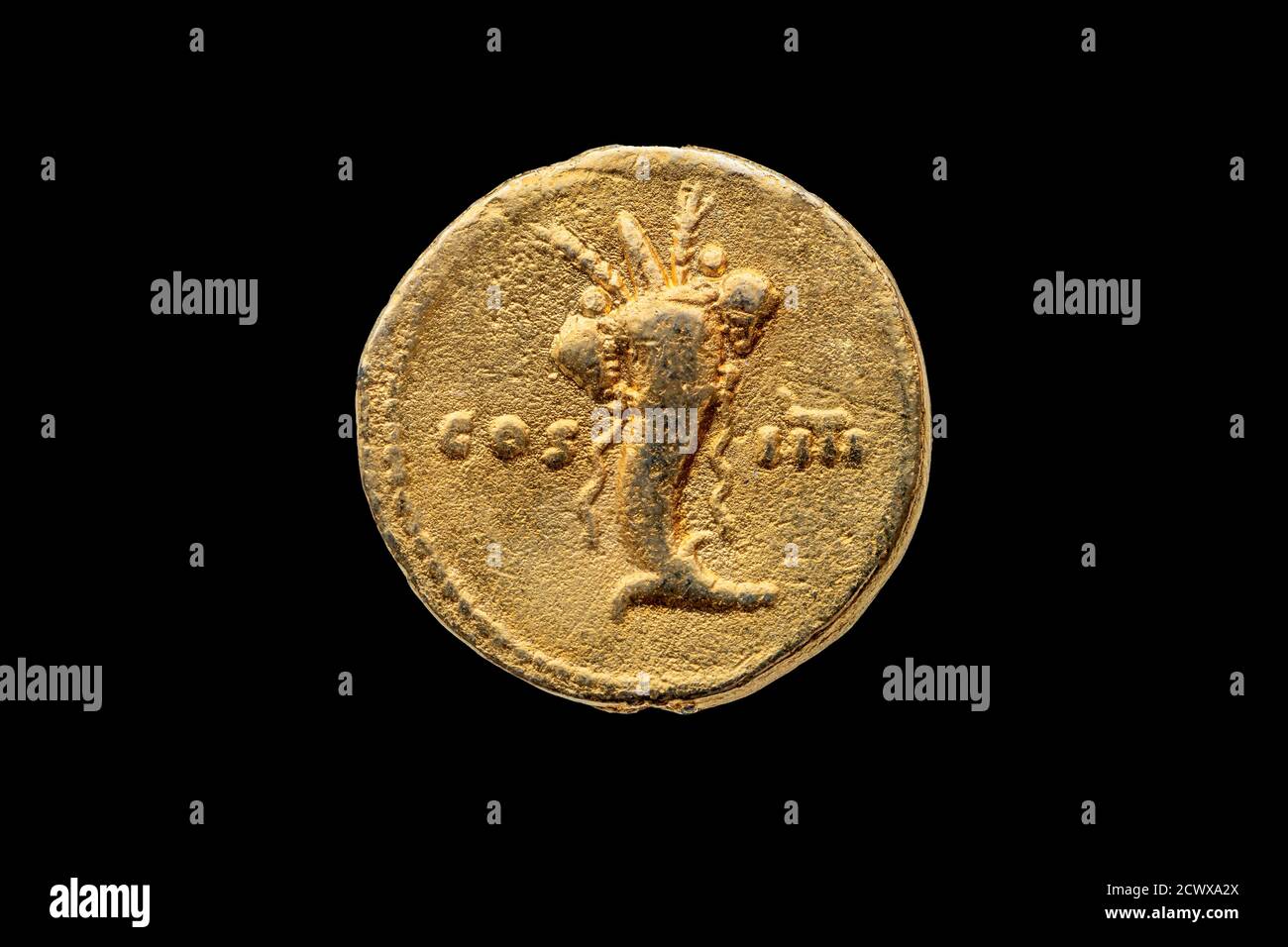 Aureo romano replica moneta retro dell'imperatore romano Domiziano AD 81-96 che mostra la cornucopia (corno di abbondanza) tagliare e isolare su uno sfondo nero Foto Stock