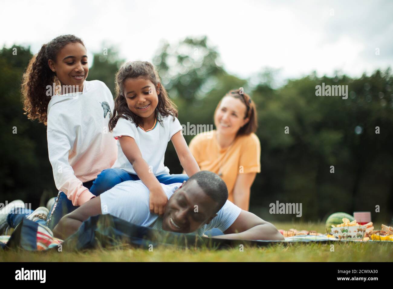 Buona famiglia che si gode pic-nic nel parco Foto Stock