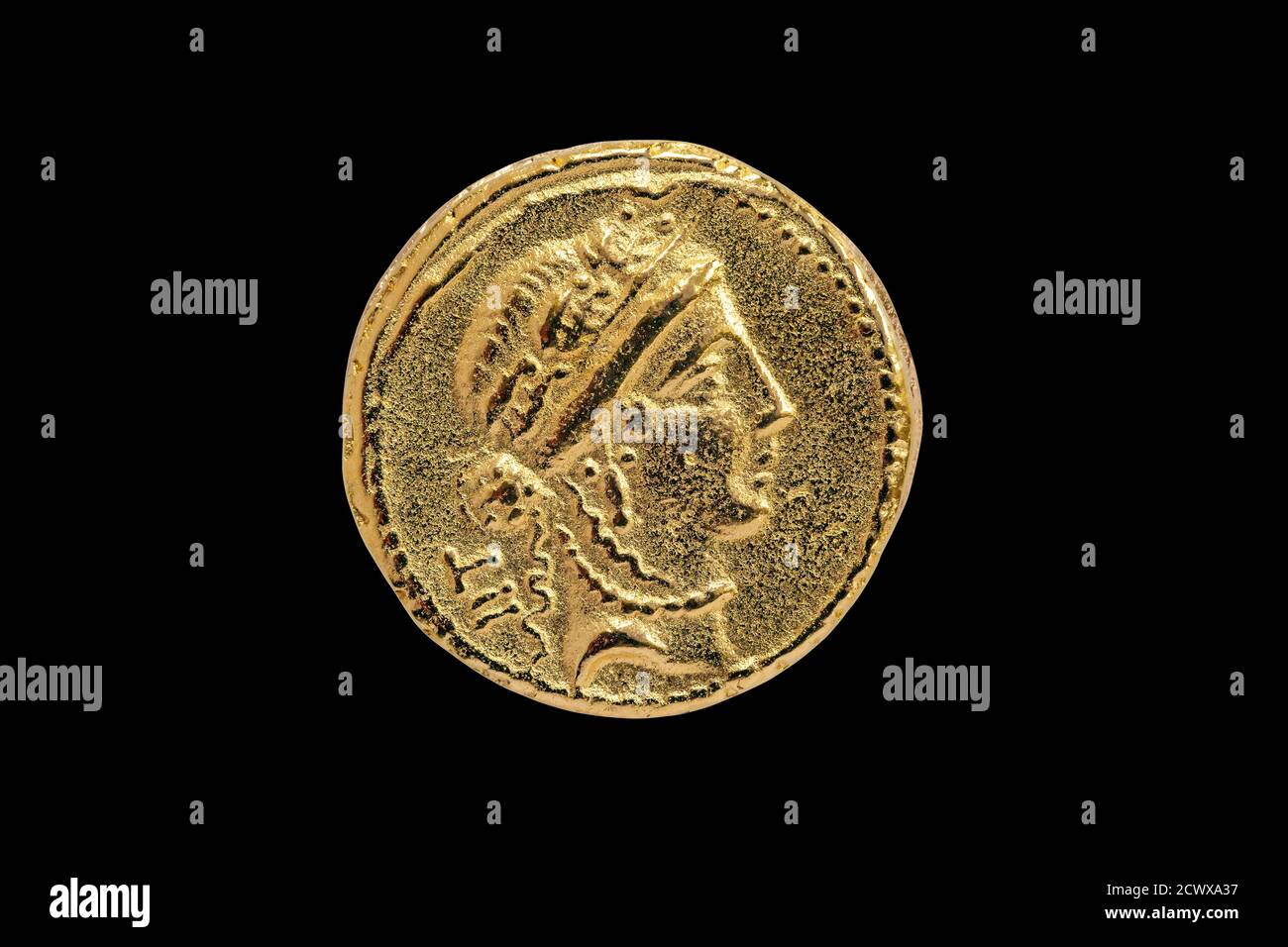 Roman Aureus Gold Coin replica di Giulio Cesare con una probabile testa della dea Venere sul fronte colpito tra il 48-47 a.C. tagliato e isolato Foto Stock