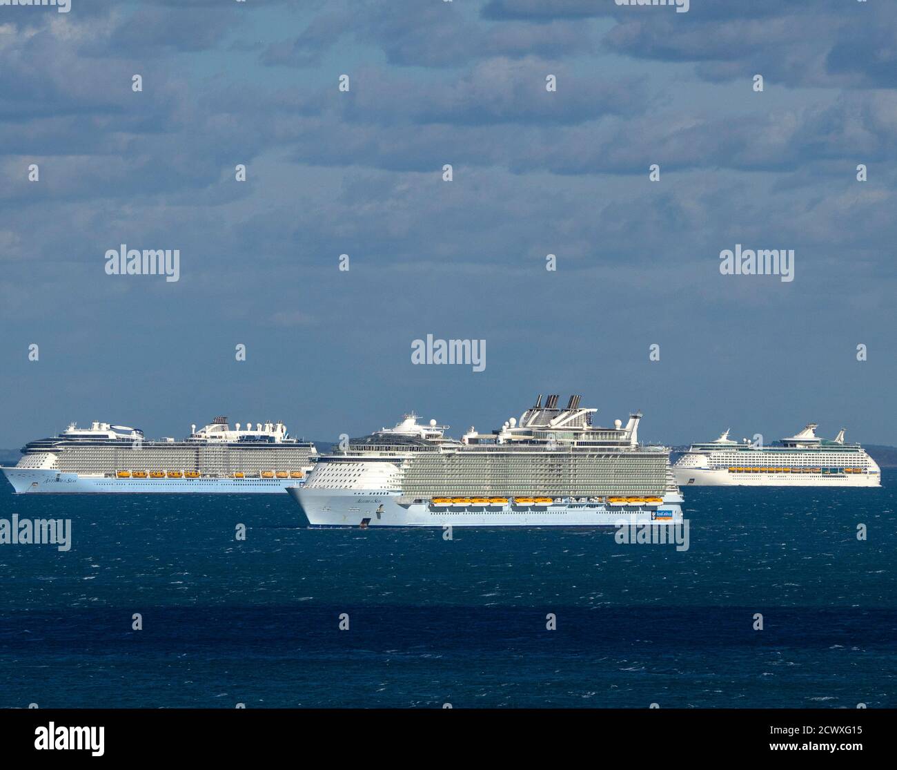 Tre navi da crociera all'ancora a Bournemouth Bay durante la pandemia di Coronavirus. Foto Stock