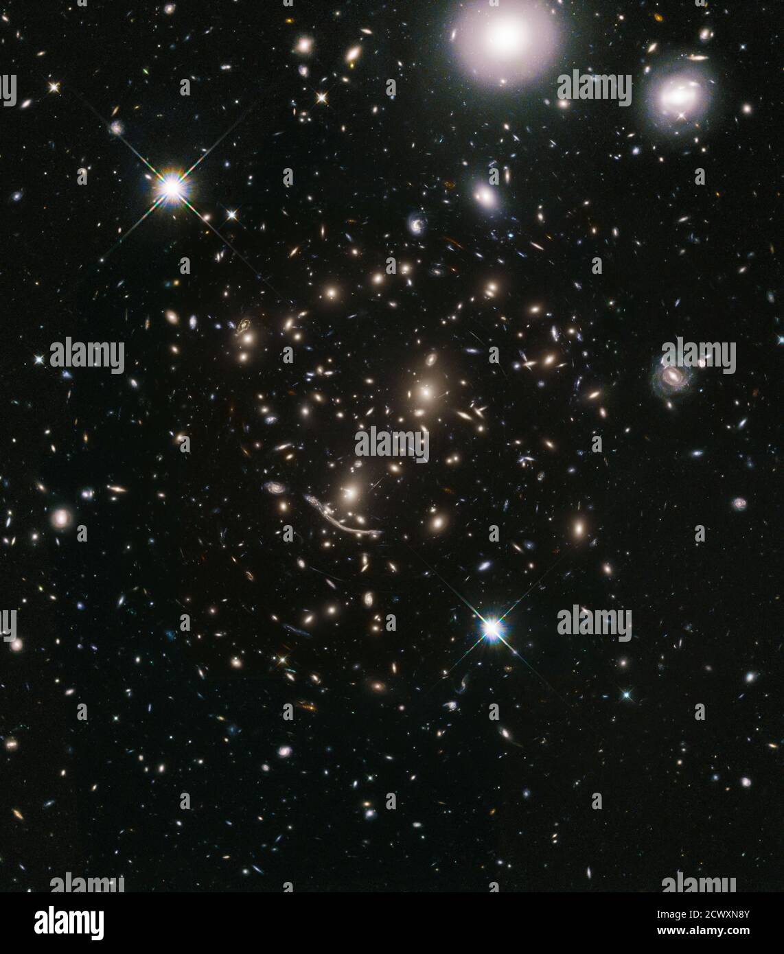 Hubble va largo per cercare lontano-flung Galassie l'universo è un grande posto. Le viste del telescopio spaziale Hubble scurono in profondità nello spazio e nel tempo, ma coprono un'area una frazione delle dimensioni angolari della Luna piena. La sfida è che questi 'campioni di nucleo' del cielo non possono rappresentare completamente l'universo in generale. Questo dilemma per i cosmologi è chiamato varianza cosmica. Espandendo l'area di rilevamento, tali incertezze nella struttura dell'universo possono essere ridotte. Una nuova campagna di osservazione Hubble, chiamata Beyond Ultra-Deep Frontier Fields and Legacy Observations (BUFFALO), amplierà con coraggio la sp Foto Stock