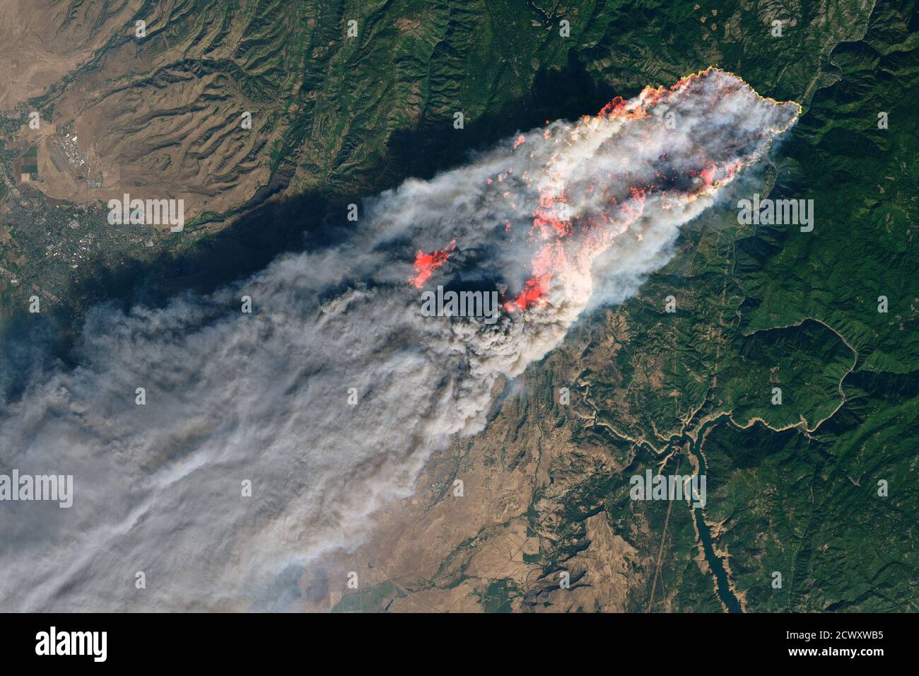 Camp Fire infuria in California la mattina dell'8 novembre 2018, il Camp Fire ha eruttato 90 miglia (140 chilometri) a nord di Sacramento, California. La sera, il fuoco in rapido movimento aveva circa 18,000 acri di terreno ed era rimasto contenuto per lo zero per cento, secondo i notiziari. L'Operational Land Imager su Landsat 8 ha acquisito questa immagine l'8 novembre 2018, intorno alle 10:45 ora locale (06:45 ora universale). L'immagine a colori naturali è stata creata utilizzando le bande 4-3-2, insieme alla luce infrarossa a onde corte per evidenziare il fuoco attivo. I funzionari stanno evacuando diverse città, tra cui Paradise. Loro h Foto Stock