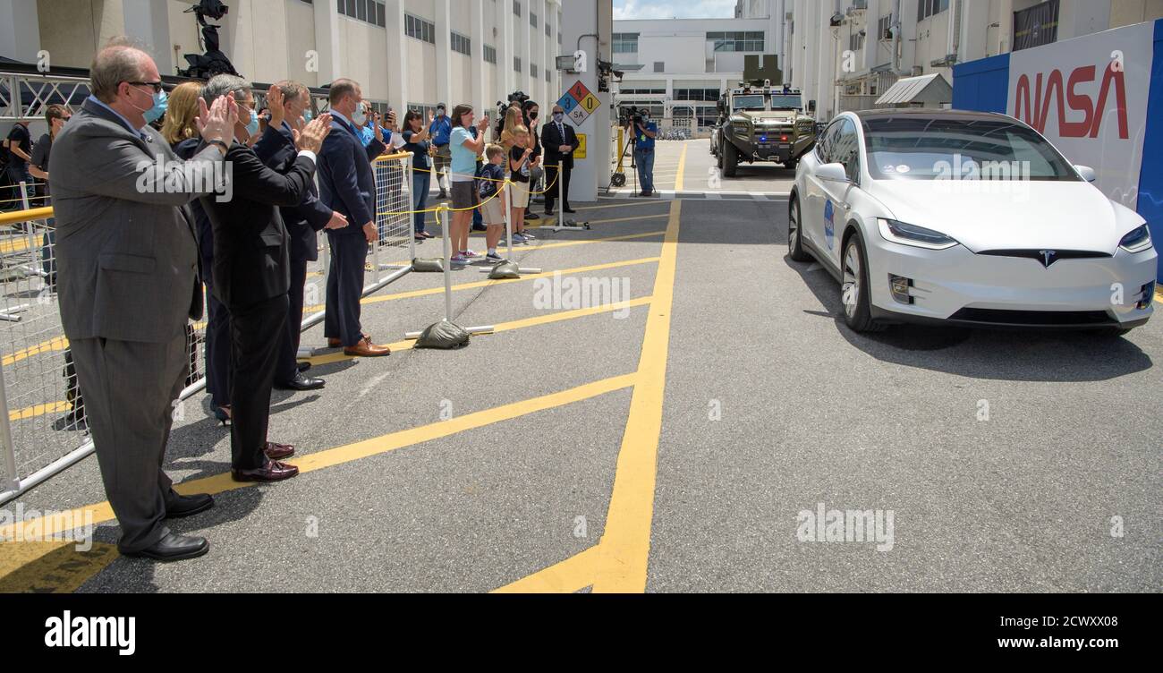 SpaceX Demo-2 Crew Walkout NASA Kennedy Space Center associate Director, Management Burt Summerfield; sinistra, Kennedy Space Center Director Bob Cabana; Kennedy Space Center Vice Director Janet Petro; NASA Vice Administrator Jim Morhard; E l'amministratore della NASA Jim Bridenstine si è fatto avanti mentre gli astronauti della NASA Douglas Hurley e Robert Behnken si sono allontanati dal Neil A. Armstrong Operations and Checkout Building for Launch Complex 39A per salire a bordo della navicella spaziale SpaceX Crew Dragon per il lancio della missione Demo-2, sabato 30 maggio 2020, presso il Kennedy Space Center della NASA in Florida. La missione SpaceX Demo-2 della NASA è la f Foto Stock