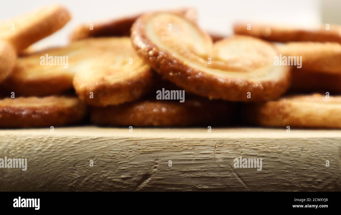 Biscotti freschi di pasta sfoglia a forma di cuore. Pasticcini francesi classici. Orecchio di maiale, biscotti dell'orecchio dell'elefante, cuori francesi Foto Stock