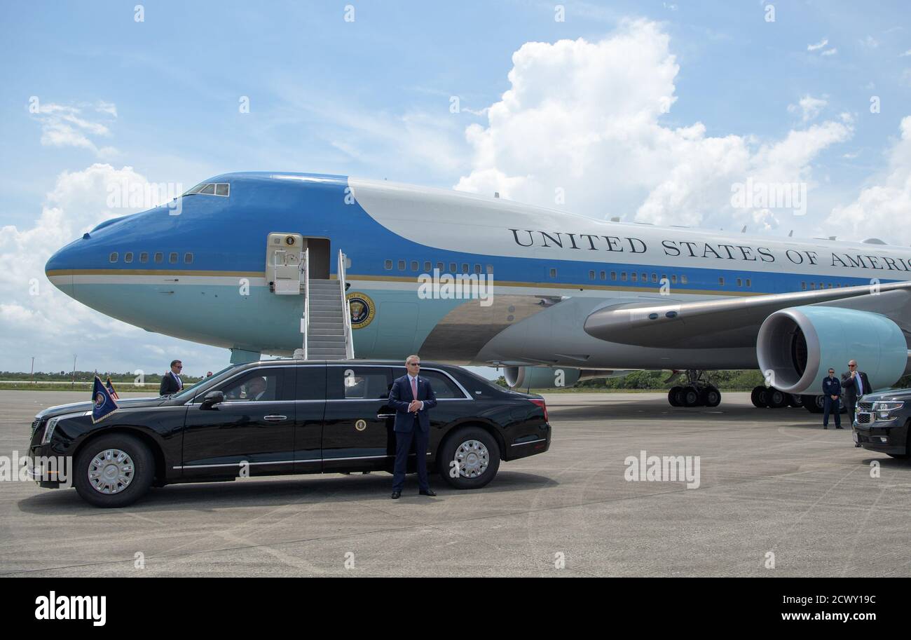 SpaceX Demo-2 Preflight la limousine del presidente, conosciuta anche come "la bestia", è vista di fronte all'Air Force uno dopo che il presidente Donald Trump è arrivato al Launch and Landing Facility presso il Kennedy Space Center della NASA in vista della missione Demo-2 di SpaceX, sabato 30 maggio 2020, in Florida. La missione SpaceX Demo-2 della NASA è il primo lancio con gli astronauti della navicella spaziale SpaceX Crew Dragon e il razzo Falcon 9 alla Stazione spaziale Internazionale come parte del Commercial Crew Program dell'agenzia. Il volo di prova serve come dimostrazione end-to-end del sistema di trasporto degli equipaggi di SpaceX. Behnke Foto Stock