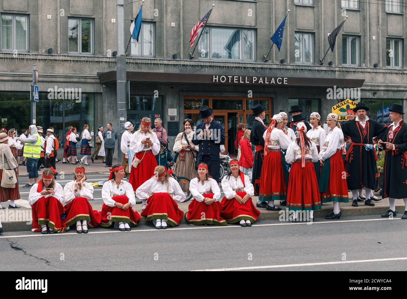 TALLINN, ESTONIA - 06 LUGLIO 2019: Sfilata del XXVII festival nazionale di canto e danza chiamato Laulupidu ja Tantsupidu a Tallinn, Estonia Foto Stock