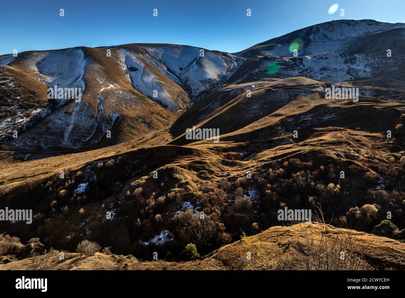 Catena montuosa lungo la strada di montagna fino alla capitale del Nagorno-Karabakh Stepanakert. Foto Stock