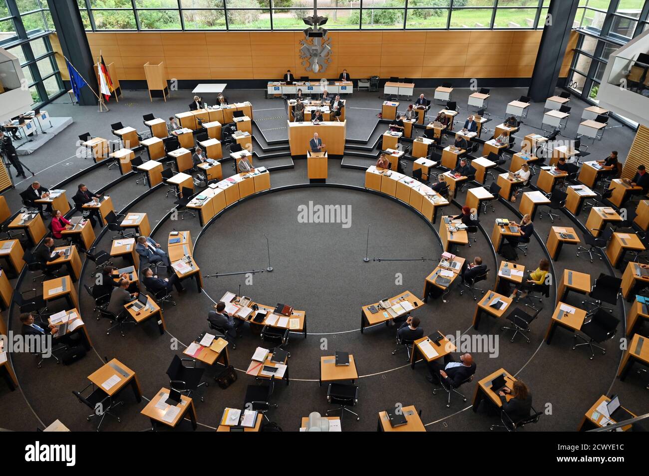 30 settembre 2020, Turingia, Erfurt: Wolfgang Tiefensee (SPD), Ministro dell'Economia della Turingia, parla ai membri del parlamento durante la sessione del parlamento di Stato. Diverse fazioni nello Stato della Turingia hanno chiesto la conservazione del centro di stampa del Funke Media Group di Erfurt e hanno invitato l'azienda a riconsiderare la sua decisione di chiudere il centro di stampa con i suoi 270 dipendenti. Tiefensee ha chiesto la creazione di un centro di competenza per i media digitali a Erfurt come compensazione per la perdita di posti di lavoro. Foto: Martin Schutt/dpa-Zentralbild/dpa Foto Stock