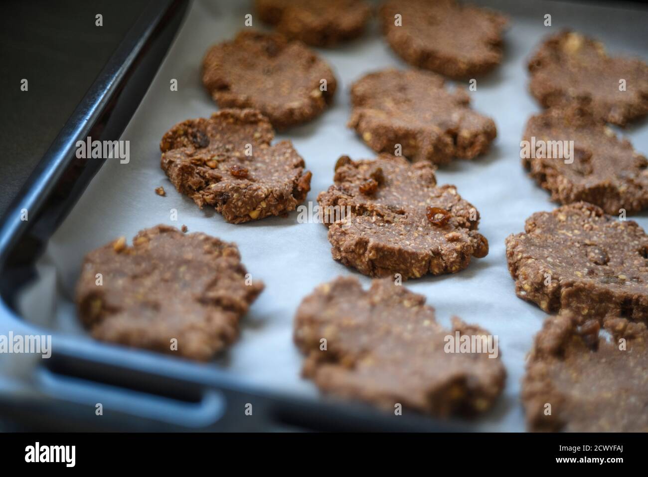 Biscotti vegani in una teglia da forno Foto Stock